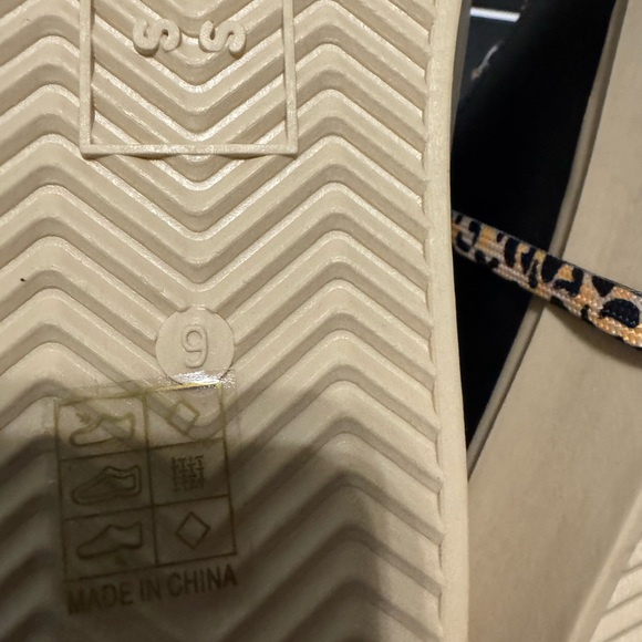 Stylish Black and Gold Women's Sneakers - Picture 7 of 9